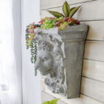 Κασπώ τσιμεντένιο τοίχου με ανάγλυφη κεφαλή λιονταριού 59x18x56cm