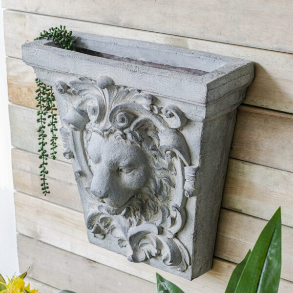 Κασπώ τσιμεντένιο τοίχου με ανάγλυφη κεφαλή λιονταριού 59x18x56cm
