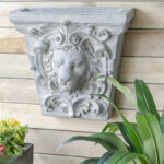 Κασπώ τσιμεντένιο τοίχου με ανάγλυφη κεφαλή λιονταριού 59x18x56cm