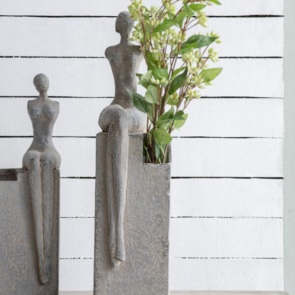 Κασπώ τσιμεντένιο με φιγούρα γυναικείου σώματος 20x15x52cm