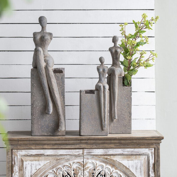 Κασπώ τσιμεντένιο με φιγούρα γυναικείου σώματος 20x15x52cm
