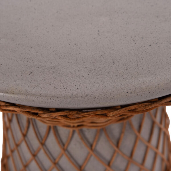 ΒΟΗΘΗΤΙΚΟ ΤΡΑΠΕΖΙ ΣΤΡΟΓΓΥΛΟ DELIA HM18167.03 FIBER CEMENT ΓΚΡΙ & RATTAN Φ40x45Υεκ