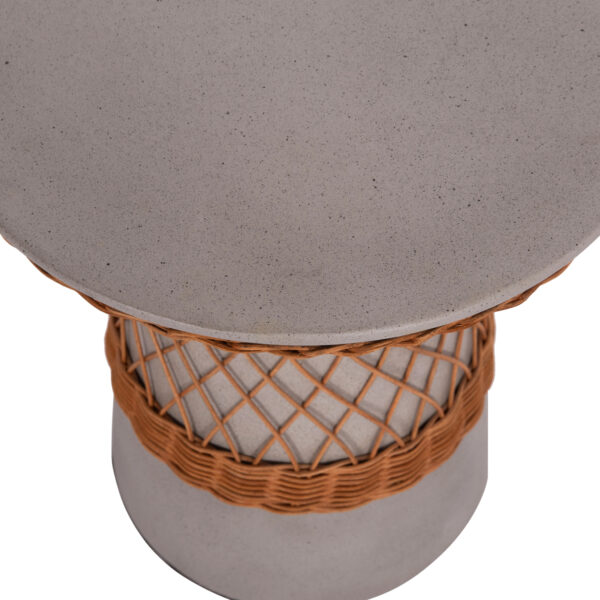 ΒΟΗΘΗΤΙΚΟ ΤΡΑΠΕΖΙ ΣΤΡΟΓΓΥΛΟ DELIA HM18167.03 FIBER CEMENT ΓΚΡΙ & RATTAN Φ40x45Υεκ