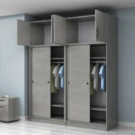 Ντουλάπα ρούχων Regio Megapap τετράφυλλη συρόμενη με πατάρι χρώμα γκρι σκυροδέματος 200x60x240εκ.