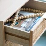 Κομοδίνο ξύλινο  με 1 συρτάρι και 1 ντουλάπι φυσικού χρώματος 42 X 34.5 X 71cm