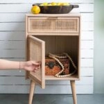 Κομοδίνο ξύλινο  με 1 συρτάρι και 1 ντουλάπι φυσικού χρώματος 42 X 34.5 X 71cm