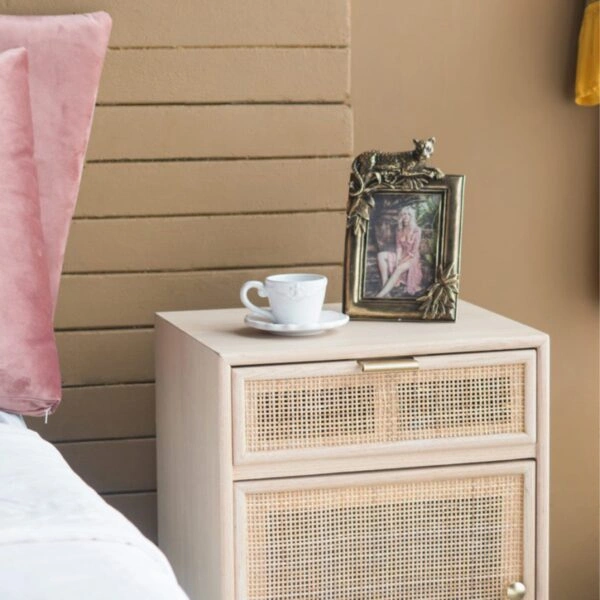 Κομοδίνο ξύλινο  με 1 συρτάρι και 1 ντουλάπι φυσικού χρώματος 42 X 34.5 X 71cm