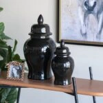 Artekko Melania Μαύρο Κεραμικό Διακοσμητικό Δοχείο Βάζο με Καπάκι (24x24x48)cm