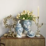 Artekko Melania Διακοσμητικό Δοχείο Βάζο με Καπάκι Πορσελάνης σε Άσπρο με Μπλε (21x21x29.5)cm