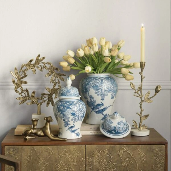 Artekko Melania Διακοσμητικό Δοχείο Βάζο με Καπάκι Πορσελάνης σε Άσπρο με Μπλε (21x21x29.5)cm