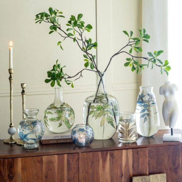 Artekko Aphelios Διάφανο Γυάλινο Βάζο Διακοσμημένο με Πράσινα Λουλούδια (20x20x28)cm