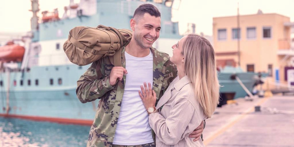 Φαντάρος με στρατιωτικό σάκο ετοιμάζεται για ταξίδι με πλόιο μαζι με την κοπέλα του