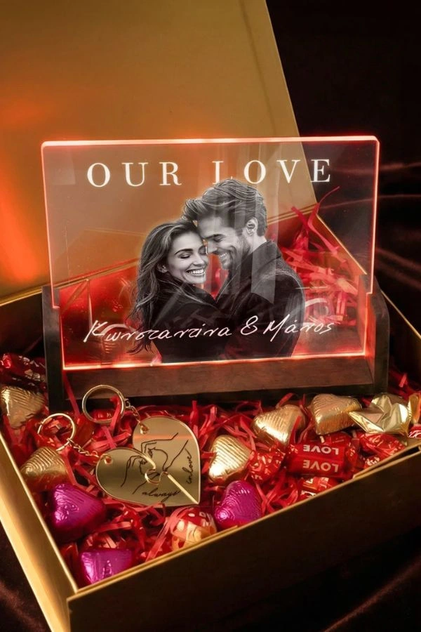 Πολυτελές Love Kit με Φωτιστικό, 2 Μπρελόκ, Γλυκά & Μπαλόνια