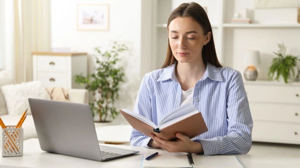 Γυνάικα διαβάζει βίβλιο αυτοβελτίωσης