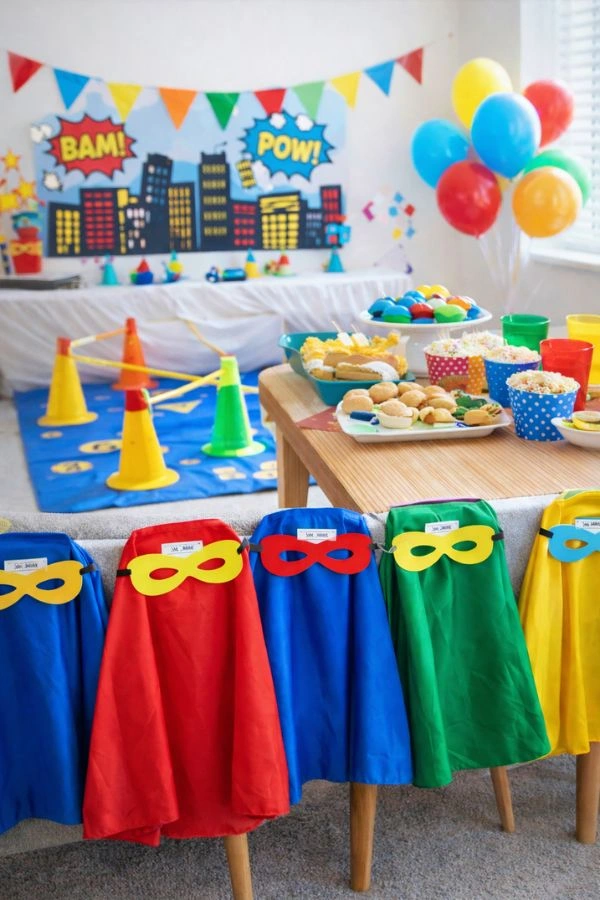 party me thema super iroes gia paidiko party sto spiti Παιδικό πάρτυ στο σπίτι με θέμα σούπερ ήρωες, πολύχρωμες κάπες, μάσκες, μπουφέ και παιχνιδιάρικη διακόσμηση