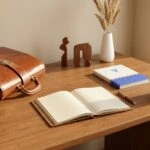Σύνθεση με δώρα για γιατρούς — ιατρική τσάντα, ατζέντα, κούπα και διακοσμητικά