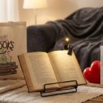 Δώρα για βιβλιοφάγους: τσάντα, φωτάκι ανάγνωσης, βάση βιβλίου, στηρίγματα και ριχτάρι σε γωνιά ανάγνωσης