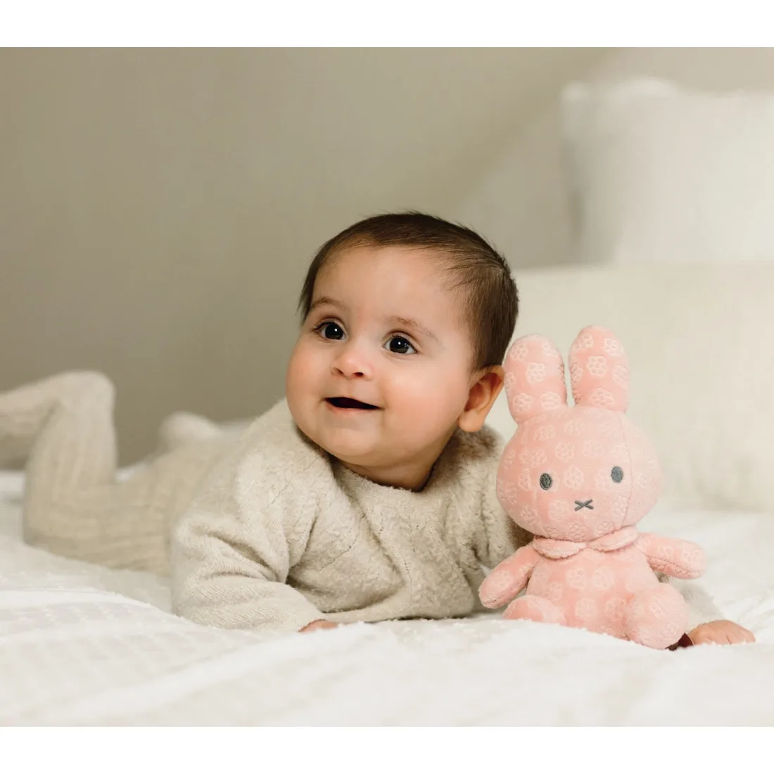 Λούτρινο Miffy Flowers 20cm σε ροζ