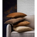 RUSSET A ΔΙΑΚΟΣΜΗΤΙΚΟ ΜΑΞΙΛΑΡΙ 50x50 ΒΑΜΒΑΚΙ CARAMEL ΜΠΕΖ ΒΙΣΚΟΖΗ