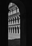 Πίνακας σε Καμβά BLACK AND WHITE ARCHITECTURAL ARCHWAY