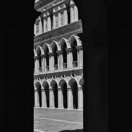Πίνακας σε Καμβά BLACK AND WHITE ARCHITECTURAL ARCHWAY - Πολεις και Αρχιτεκτονικη Sticky 5