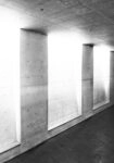 Πίνακας σε Καμβά BLACK AND WHITE ARCHITECTURAL CONCRETE CORRIDOR