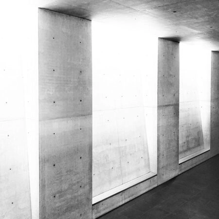 Πίνακας σε Καμβά BLACK AND WHITE ARCHITECTURAL CONCRETE CORRIDOR - Πολεις και Αρχιτεκτονικη Sticky 5