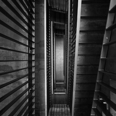 Πίνακας σε Καμβά BLACK AND WHITE ARCHITECTURAL CONCRETE STAIRCASE 4 - Πολεις και Αρχιτεκτονικη Sticky 5