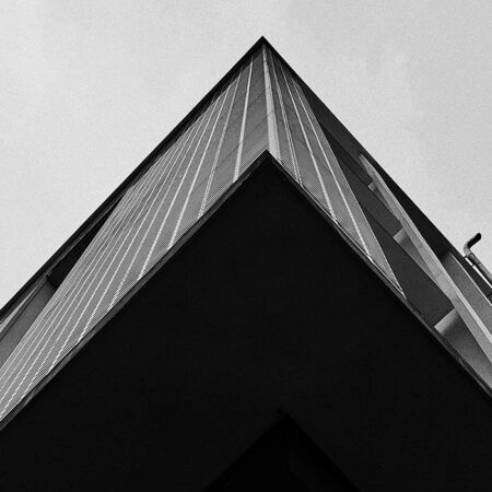 Πίνακας σε Καμβά BLACK AND WHITE ARCHITECTURAL CONTRASTING SHADOWS - Πολεις και Αρχιτεκτονικη Sticky 5