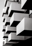 Πίνακας σε Καμβά BLACK AND WHITE ARCHITECTURAL CUBE BALCONIES