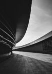 Πίνακας σε Καμβά BLACK AND WHITE ARCHITECTURAL CURVED STRUCTURAL ELEMENTS