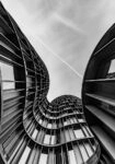 Πίνακας σε Καμβά BLACK AND WHITE ARCHITECTURAL FLOWING CURVED BUILDING