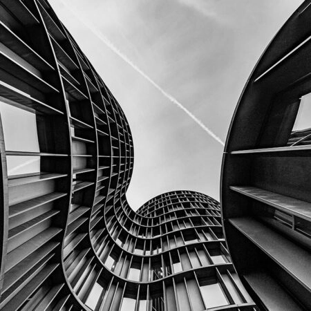 Πίνακας σε Καμβά BLACK AND WHITE ARCHITECTURAL FLOWING CURVED BUILDING - Πολεις και Αρχιτεκτονικη Sticky 5