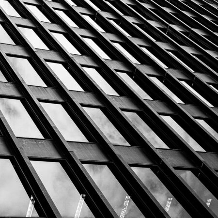 Πίνακας σε Καμβά BLACK AND WHITE ARCHITECTURAL GEOMETRIC GLASS REFLECTION - Πολεις και Αρχιτεκτονικη Sticky 5