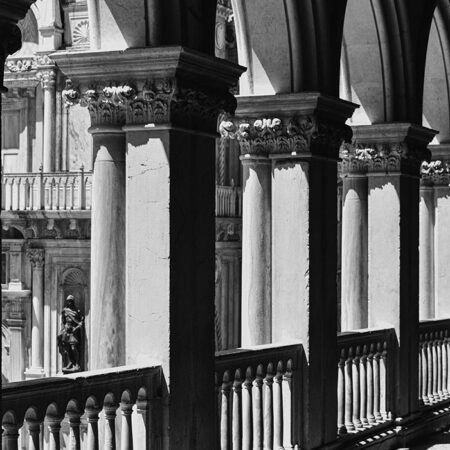 Πίνακας σε Καμβά BLACK AND WHITE ARCHITECTURAL GOTHIC COLUMNS - Πολεις και Αρχιτεκτονικη Sticky 5