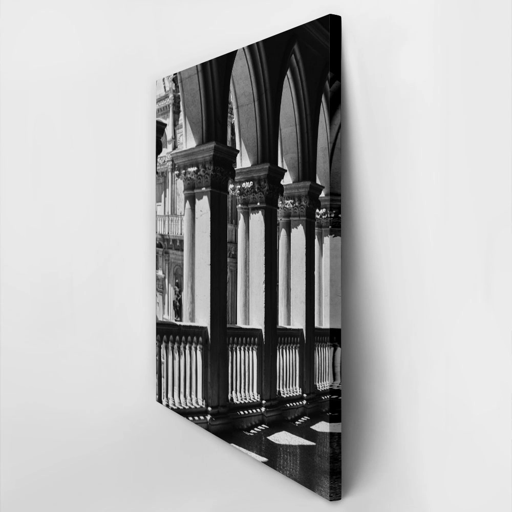 Πίνακας σε Καμβά BLACK AND WHITE ARCHITECTURAL GOTHIC COLUMNS