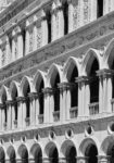 Πίνακας σε Καμβά BLACK AND WHITE ARCHITECTURAL GOTHIC FACADE