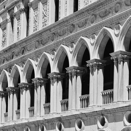 Πίνακας σε Καμβά BLACK AND WHITE ARCHITECTURAL GOTHIC FACADE - Πολεις και Αρχιτεκτονικη Sticky 5