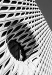 Πίνακας σε Καμβά BLACK AND WHITE ARCHITECTURAL HONEYCOMB STRUCTURE