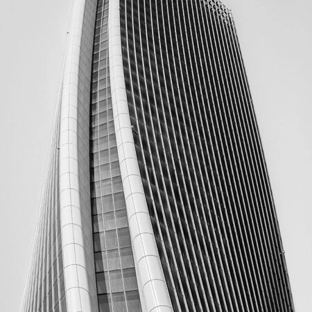 Πίνακας σε Καμβά BLACK AND WHITE ARCHITECTURAL MASSIVE TOWER 3 - Πολεις και Αρχιτεκτονικη Sticky 5