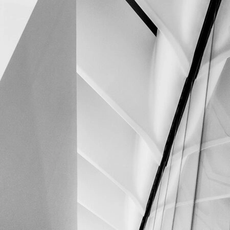 Πίνακας σε Καμβά BLACK AND WHITE ARCHITECTURAL MUSEUM INTERIOR - Πολεις και Αρχιτεκτονικη Sticky 5