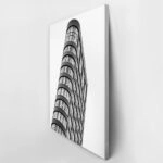 Πίνακας σε Καμβά BLACK AND WHITE ARCHITECTURAL NARROW BUILDING 2