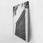 Πίνακας σε Καμβά BLACK AND WHITE ARCHITECTURAL NARROW BUILDING 3