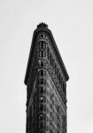 Πίνακας σε Καμβά BLACK AND WHITE ARCHITECTURAL NARROW BUILDING