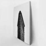 Πίνακας σε Καμβά BLACK AND WHITE ARCHITECTURAL NARROW BUILDING