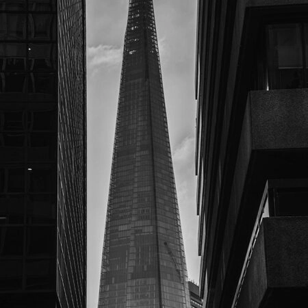 Πίνακας σε Καμβά BLACK AND WHITE ARCHITECTURAL PYRAMID SKYSCRAPER - Πολεις και Αρχιτεκτονικη Sticky 5