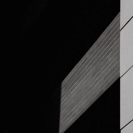 Πίνακας σε Καμβά BLACK AND WHITE ARCHITECTURAL SHADOWED BUILDING - Πολεις και Αρχιτεκτονικη Sticky 5