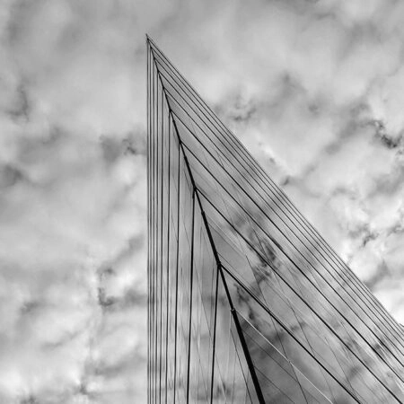 Πίνακας σε Καμβά BLACK AND WHITE ARCHITECTURAL SHARP CORNER CLOUDS - Πολεις και Αρχιτεκτονικη Sticky 5