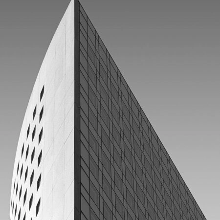 Πίνακας σε Καμβά BLACK AND WHITE ARCHITECTURAL SHARP CORNER SKYSCRAPER - Πολεις και Αρχιτεκτονικη Sticky 5