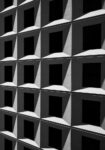Πίνακας σε Καμβά BLACK AND WHITE ARCHITECTURAL SQUARE PATTERN FACADE
